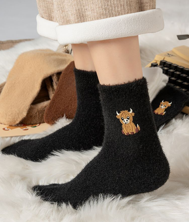 5 Pairs Fuzzy Highland Cow Embroidered Plush Socks
